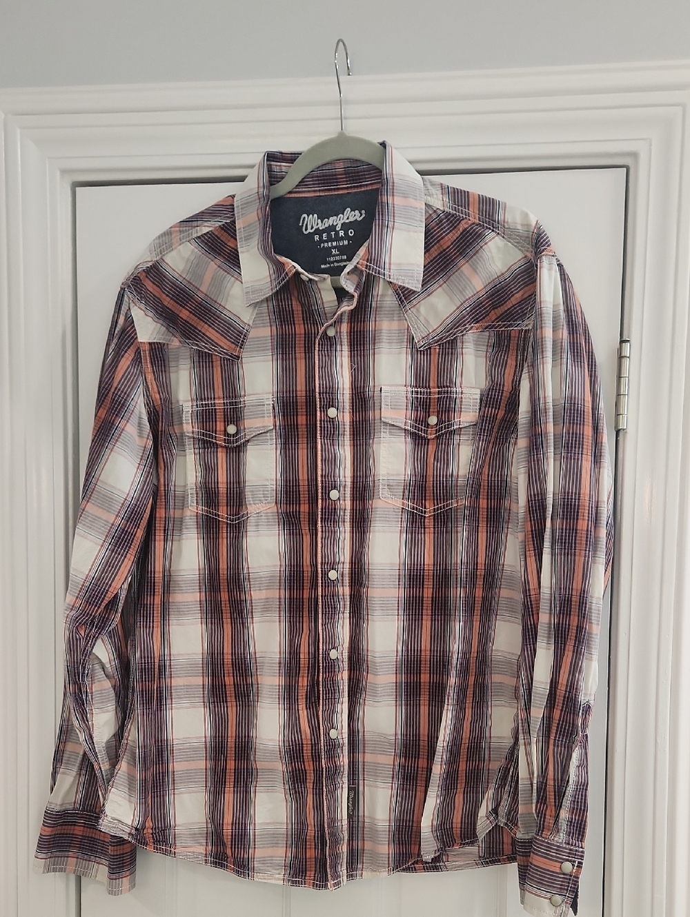 Wrangler Retro Men's Plaid Button-Down Shirt in White, Navy & Rust